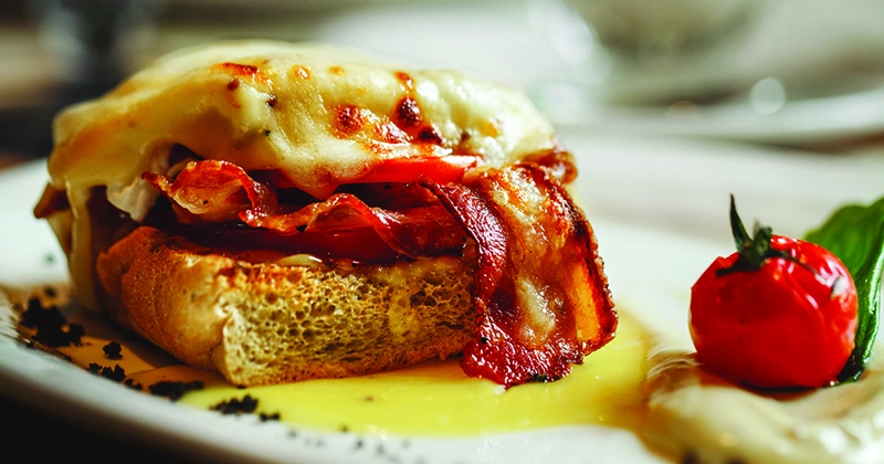 Découvrez ce délicieux croque-monsieur au camembert et lardons fumés, absolument irrésistible !