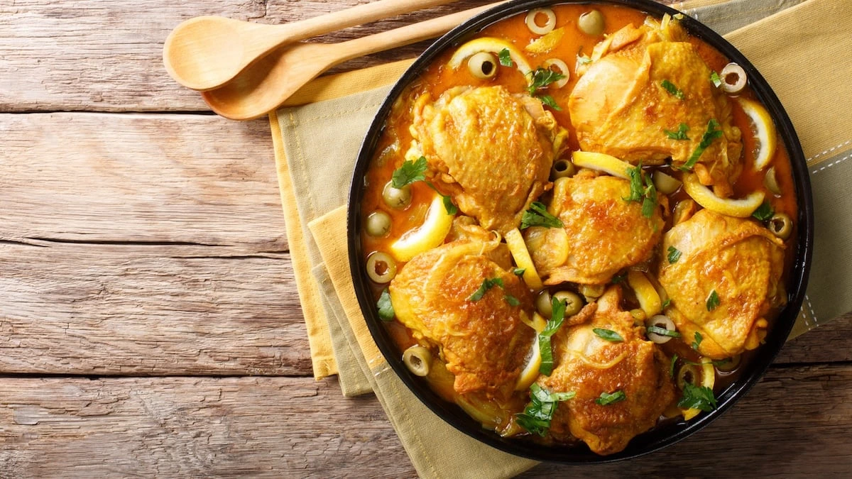 Innovez en cuisine avec ce tajine de poulet aux clémentines, un plat riche en saveurs et facile à réaliser