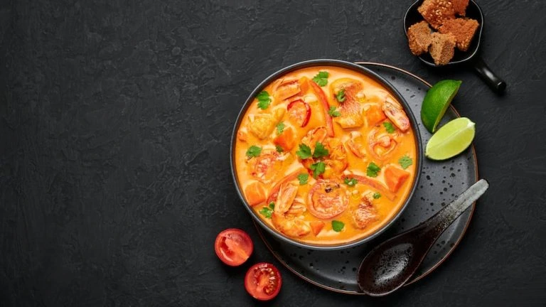 Savourez ce délicieux curry végétarien aux aubergines et lait de coco, un plat parfumé très gourmand !