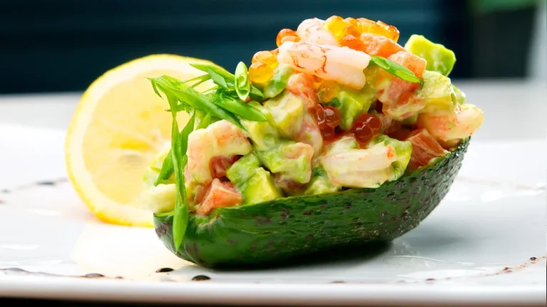 Osez les avocats farcis aux crevettes, une entrée gourmande et express !