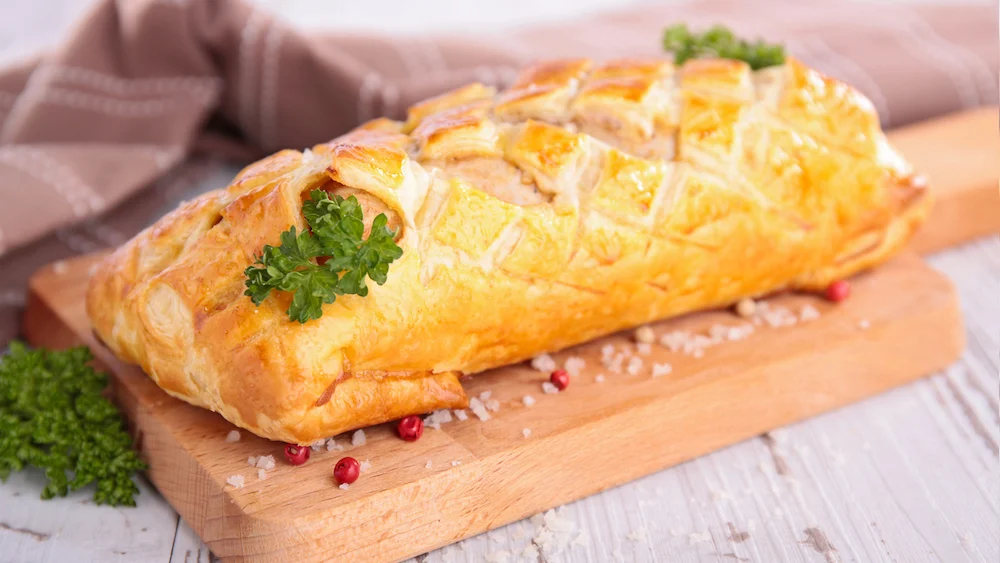 Retrouvez la recette raffinée du filet mignon en croûte dorée, un plat convivial et accessible