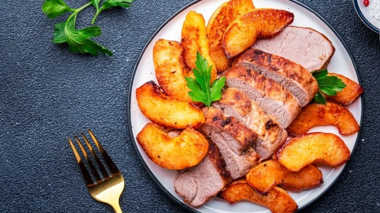 Servez un élégant filet mignon farci aux poires et épices, une recette festive et gourmande facile à réaliser
