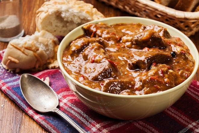 Au menu du jour ? Un fabuleux ragoût de bœuf à la bière brune !