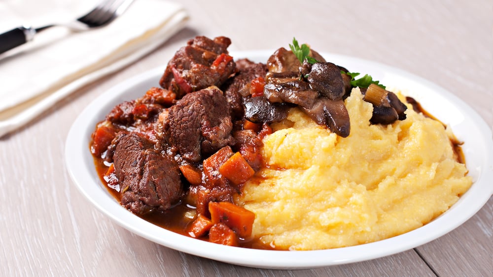 Découvrez la polenta et son ragoût de bœuf, un mélange savoureux !