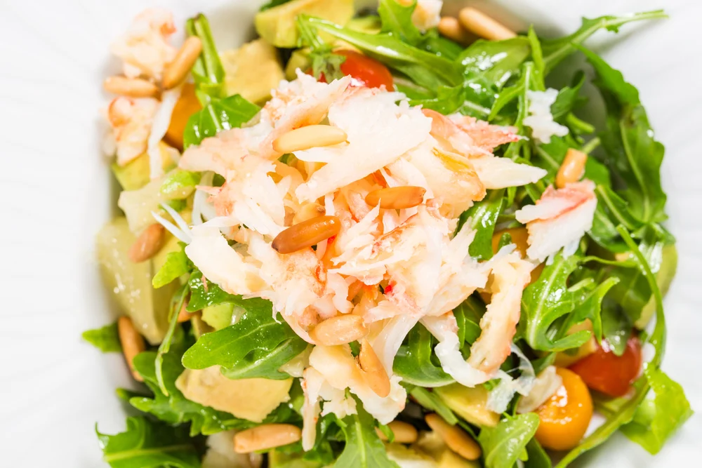 Croquante et savoureuse, découvrez la salade de crabe aux légumes frais relevée d'une sauce épicée