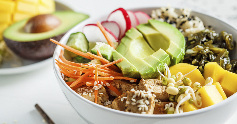 Apportez une touche d'exotisme à votre table avec ce pokebowl de poulet caramélisé à la mangue !