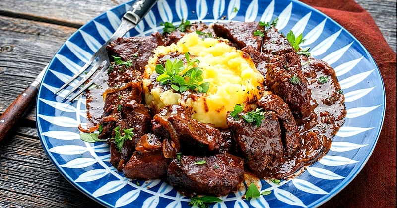Intemporel et délicieux, savourez un ragoût de bœuf caramélisé avec purée au parmesan