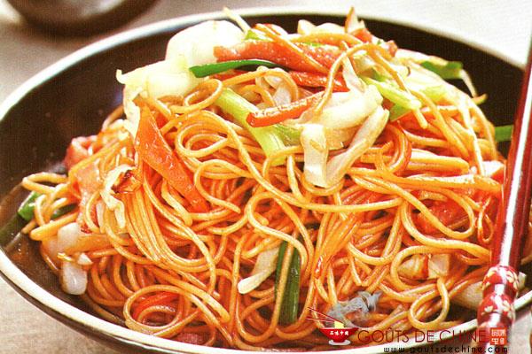 Nouilles sautées aux crevettes et légumes, une recette asiatique facile à réaliser !