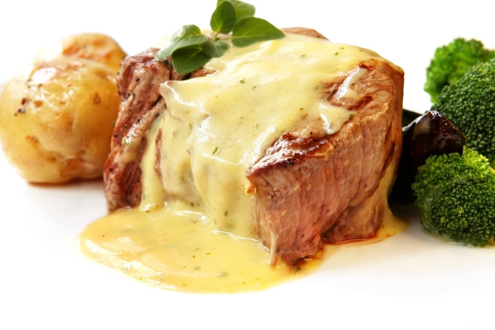 Filet mignon à la moutarde, champignons et crème fraîche, une merveille gustative simple à réaliser qui ravira vos papilles