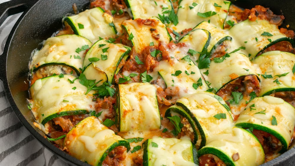 Idée de gratin d'été très gourmand : roulés de courgettes panés farcis au jambon et fromage !
