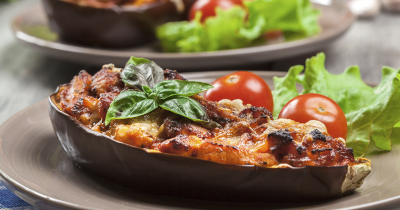 Différentes saveurs se mélangent parfaitement dans ces aubergines farcies au poulet, un plat gourmand et coloré