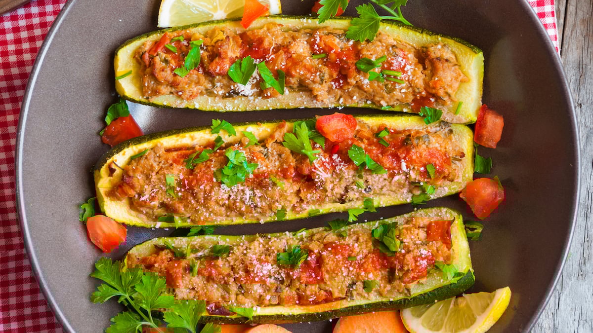 Courgettes farcies au poulet, la recette facile, économique et gourmande du jour !