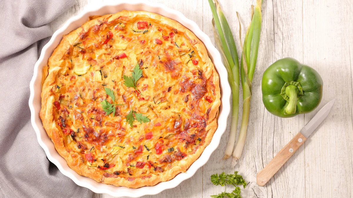 Relevez vos dîners avec cette quiche aux poivrons et chorizo, une bouchée gourmande et ensoleillée !
