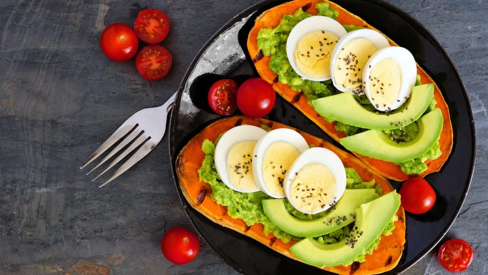 Savourez ce toast à l'avocat et patate douce rôtie, une entrée originale, saine et absolument délicieuse