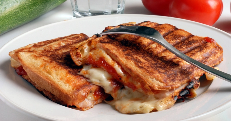 Croque-monsieur au foie gras et magret fumé, parfait pour les soirées de fête !